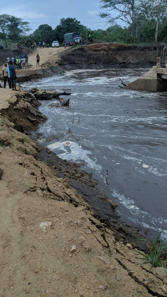 Mvua zilizonyesha tarehe 02 December 2024 zilivunja daraja lilipo mbele ya Miguruwe na kupoteza mawasiliano kwa njia ya Liwale